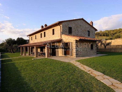 Villa in vendita 7 Stanze da letto a Tuoro Sul Trasimeno