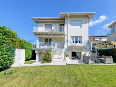 Villa in vendita in Via Marconi 27, Desenzano Del Garda