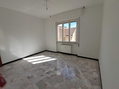 Appartamento in Affitto a Savona, 700€, 100 m²