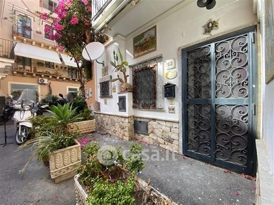Appartamento in Affitto in Piazza Raggia a Taormina