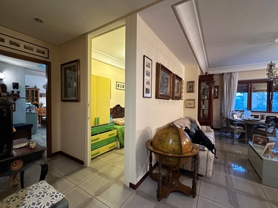 Appartamento in Vendita a Napoli, zona Colli Aminei, 520'000€, 160 m²