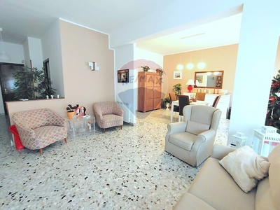 Appartamento in Vendita a Palermo, zona Libertà, 295'000€, 162 m²