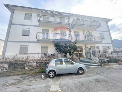 Appartamento in Vendita a Palermo, zona Villagrazia, 120'000€, 115 m²