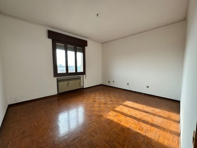 Appartamento in Vendita a Rovigo, 70'000€, 85 m²