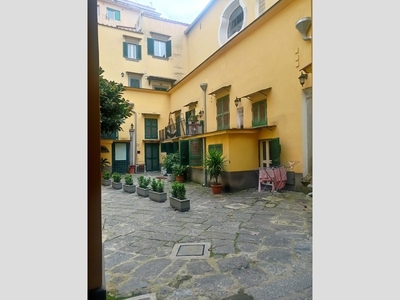 Bilocale in Vendita a Napoli, zona chiaia, 270'000€, 45 m², arredato