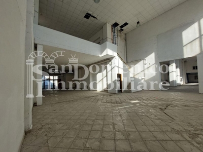 Capannone in Vendita a Livorno, 1'350'000€, 1952 m²