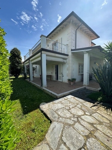 Casa indipendente in Affitto in Via Giuseppe Viner a Forte dei Marmi