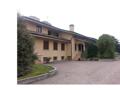 Casa indipendente in vendita a Gozzano, Via G. Verdi 10