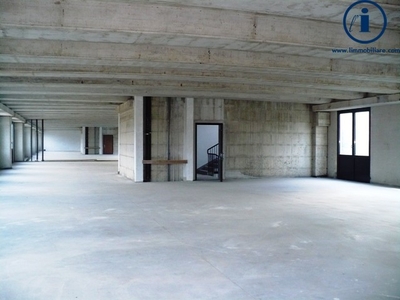 Immobile commerciale in Vendita a Caserta, 500 m²
