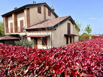 Porzione di casa in buone condizioni con giardino privato di mq. 220 e con garage