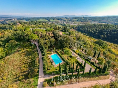 Proprietà di lusso in vendita nelle verdeggianti colline Toscane