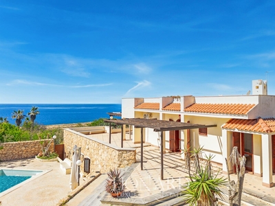 Residenza di lusso con dependance a due passi dalle spiagge piu belle dell'isola di Lampedusa in vendita