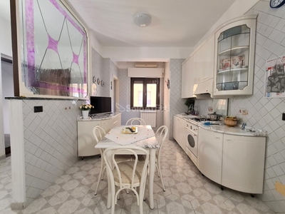 Trilocale in Affitto a Catanzaro, zona Lido Lungomare, 600€, 90 m², arredato