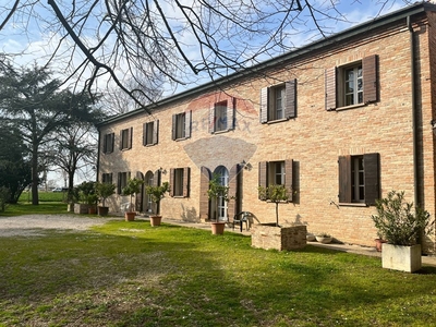 Villa bifamiliare in Vendita a Ferrara, zona Francolino, 320'000€, 216 m²