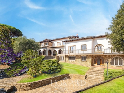 Villa di lusso finemente ristrutturata in vendita tra le colline della Toscana