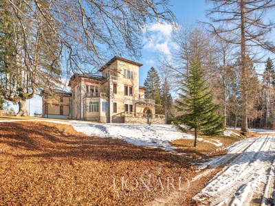 Villa di lusso in vendita affacciata sul romantico lago balneabile di Lavarone, perla delle Dolomiti