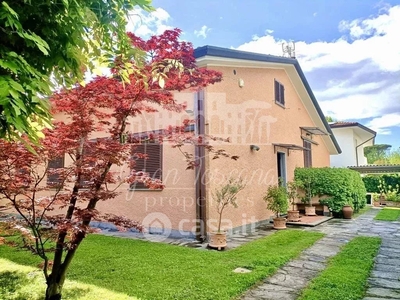 Villa in Affitto in a Forte dei Marmi