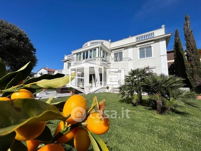 Villa in Affitto in Viale di Antignano a Livorno