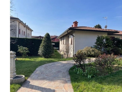 Villa in vendita a Brembate di Sopra, Via Giosuè Carducci 29