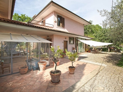 Villa in Vendita a Viterbo, zona San Martino al Cimino, 275'000€, 150 m²