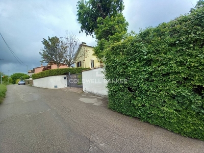 Villa in Vendita a Viterbo, zona Semicentro, 299'000€, 280 m²