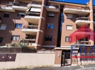Appartamento in vendita a Pomezia, Colli di Enea