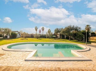 Casa a Lido Dei Pini con giardino, piscina e barbecue