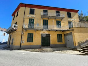 Casa di corte in vendita