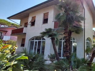 Casa semindipendente in vendita a Marina di Massa - Massa