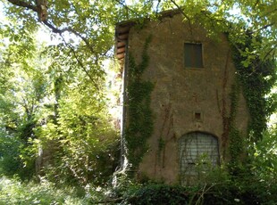 Casaletto con cantina e tre ettari di terreno