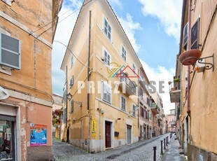 Marino, vendesi trilocale con balcone.