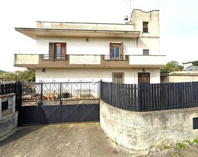 Montelibretti, villa unifamiliare con giardino e box