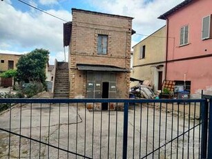 Negozio a Foligno, via Spoleto, 3 locali