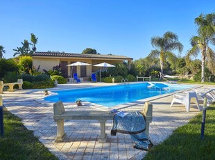 Casa a Castelvetrano con terrazza, giardino e piscina