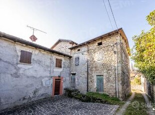 Porzione di casa con giardino privato.