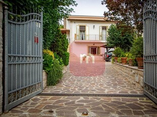Rocca Priora : Villa Unifamiliare signorile su due livelli