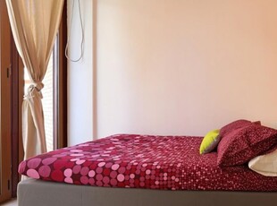 Stanza in affitto in appartamento con 5 camere da letto a Roma