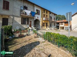 TRE LOCALI CON GIARDINO DA RISTRUTTURARE IN CORTE