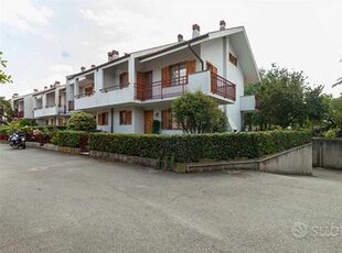 VILLA A SCHIERA ANGOLARE LIBERA SU TRE LATI