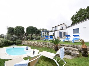 Casa con barbecue, giardino e piscina