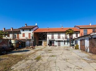 VILLA BIFAMILIARE CON AMPIO GIARDINO E CORTILE!!!