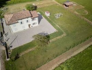 Villa Bifamiliare con giardino 5000 mq a Fidenza