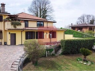 VILLA BIFAMILIARE CON GIARDINO E VISTA PANORAMICA