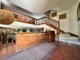 Villa bifamiliare in vendita a Carrara