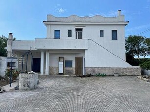 Villa con 4 appartamenti Marina Di Lizzano