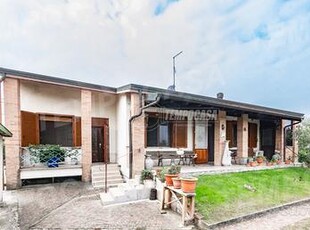 VILLA CON GIARDINO E BOX DOPPIO A POCHI KM DA CREM