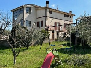 Villa unifamiliare con giardino