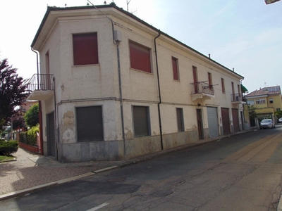 Nizza Monferrato, stabile da terra a tetto con 3 alloggi, 3 box, laboratorio