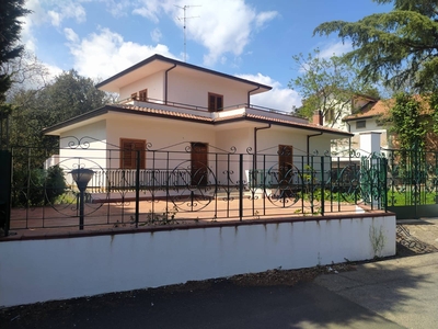 Villa in Via Sguazzera in zona Fleri a Zafferana Etnea