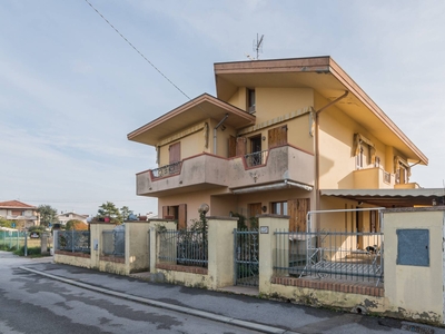 Casa indipendente in vendita a Riccione - Zona: ACQUAFAN